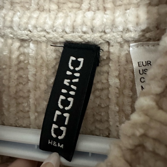 10/20. H&M Sweater - Picture 3 of 3